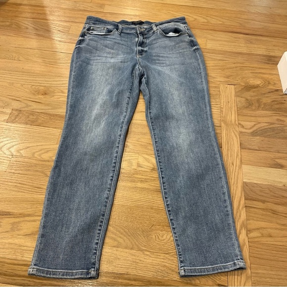 Judy Blue Mid Rise Bleach Wash Boyfriend Denim Jeans - Picture 4 of 8